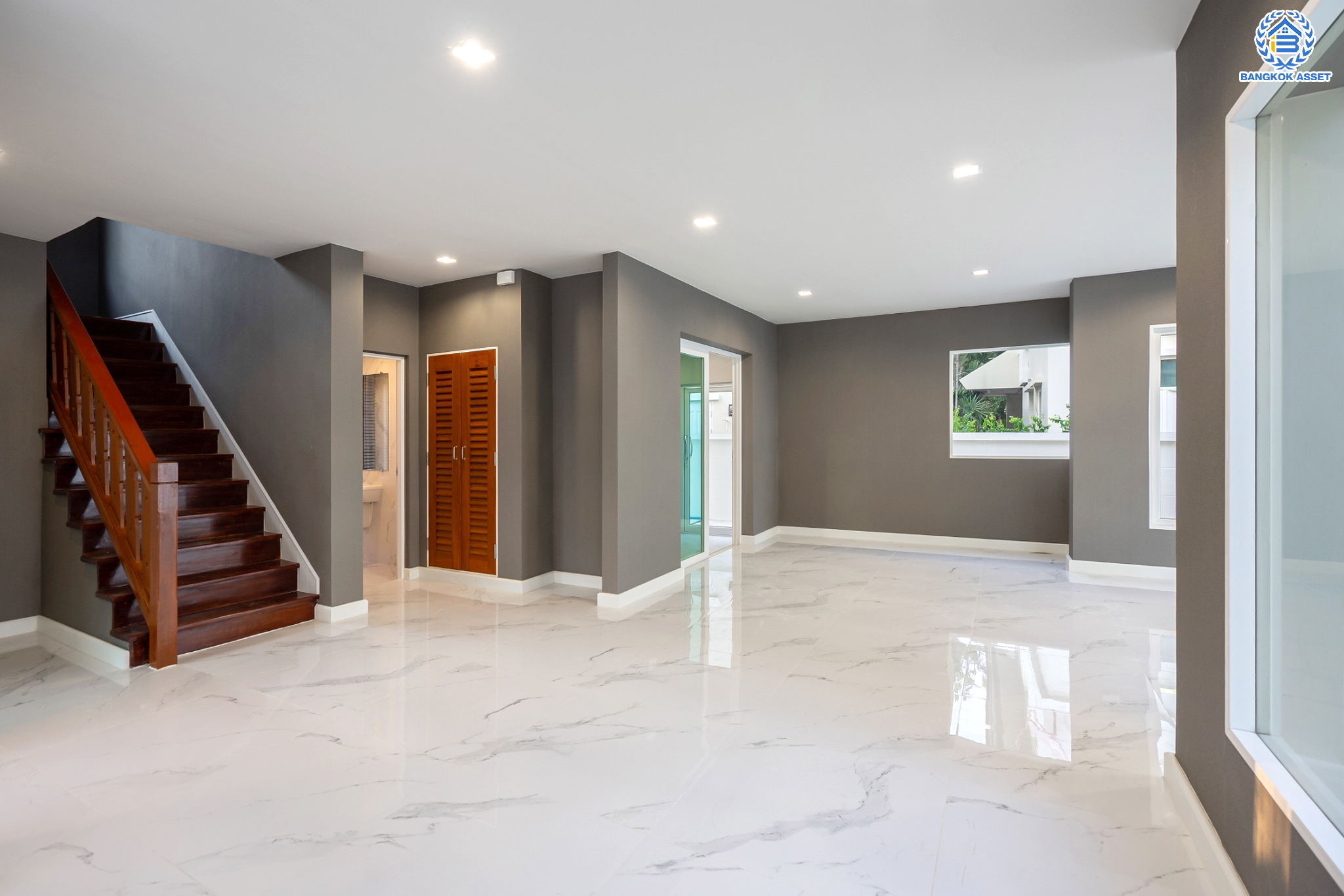 บ้านมือสองตกแต่งใหม่ ม.ลัดดารมย์ วัชรพล แบรนด์ Q.House หลังมุม เนื้อที่ 128 ตร.ว. ฟังก์ชัน 3 ห้องนอน 4 ห้องน้ำ 1 ห้องแม่บ้าน จอดรถได้ 4 คัน Facilities ครบครัน บนทำเลเชื่อมต่อหลายเส้นทาง ถ.รามอินทรา ถ.สายไหม และถ.พหลโยธิน ใกล้สนามบินดอนเมือง ทางด่วน "ศรีรัช" และ เซ็นทรัลรามอินทรา